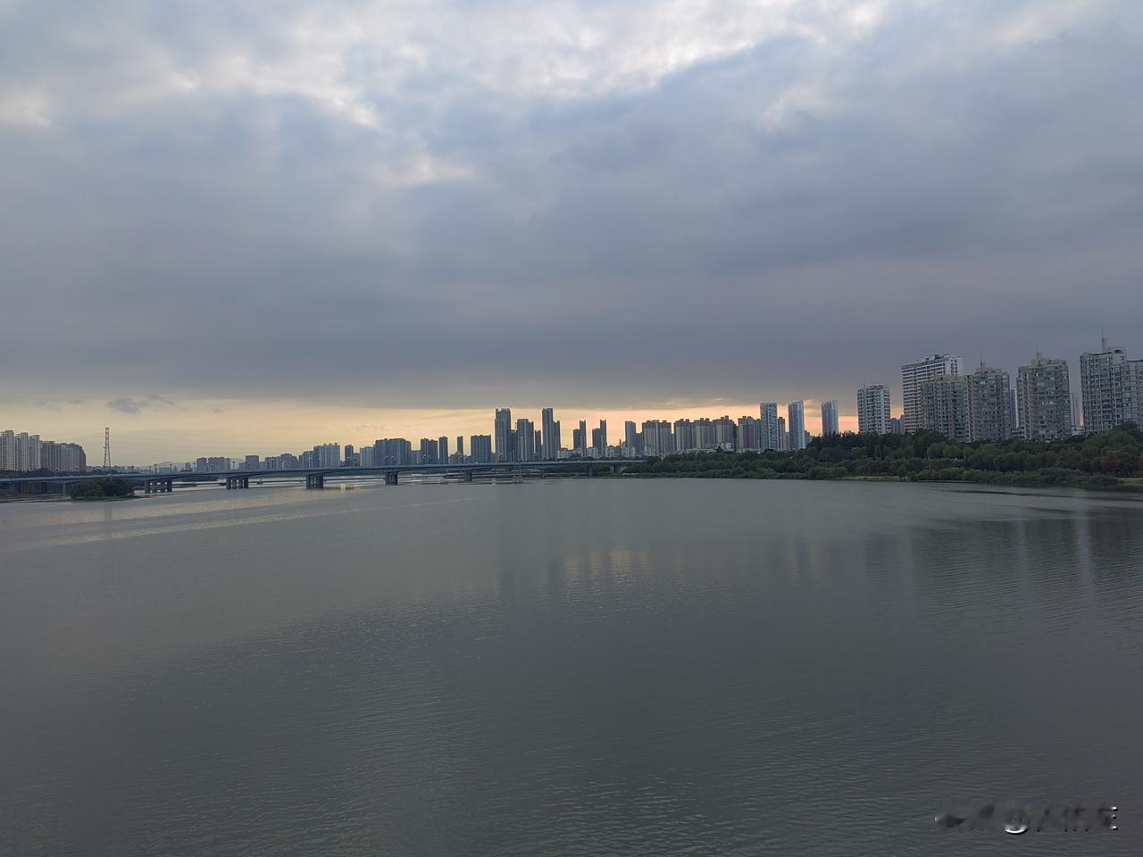 说出来你们可能不信，我同学的弟弟，今年也都50岁了，曾经的社会混混，蹲过监狱，