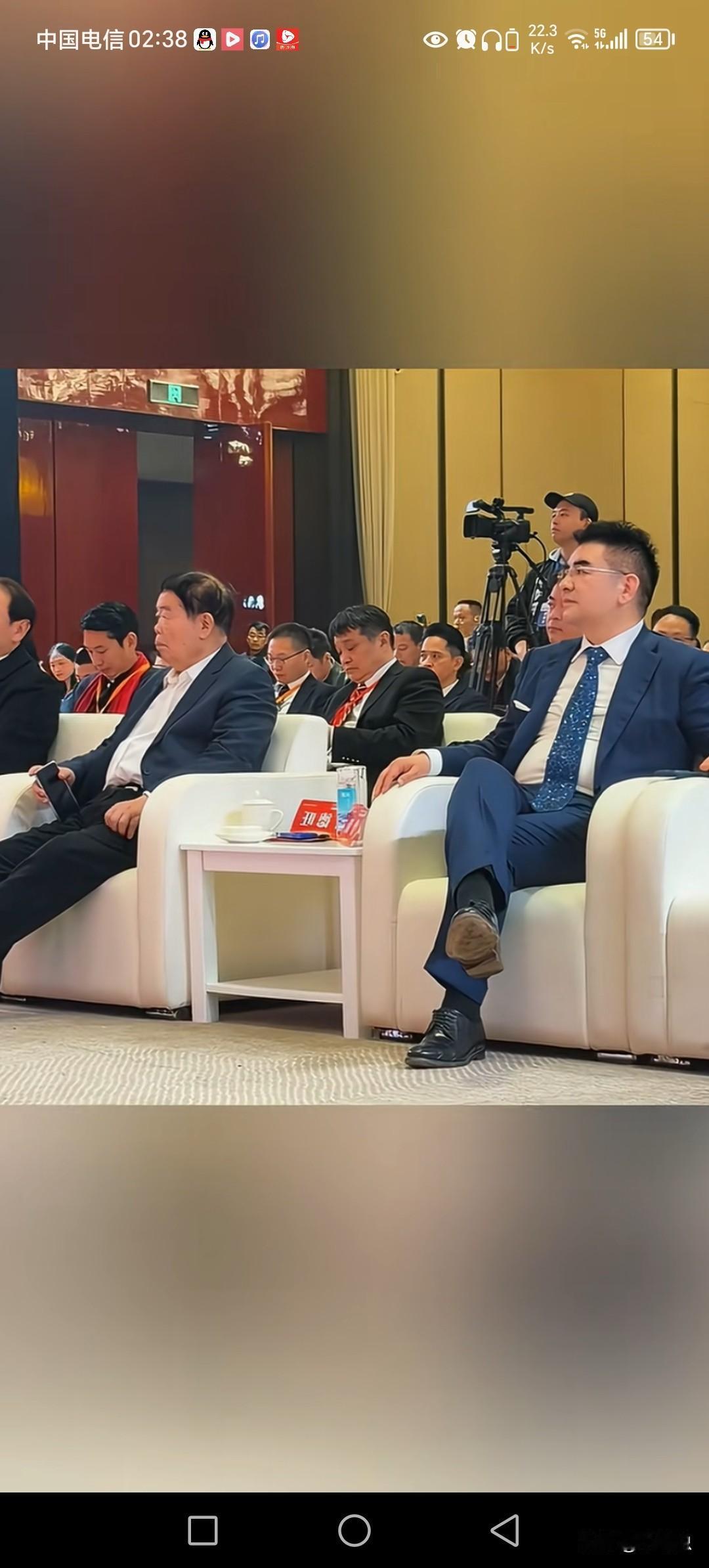 两位首善坐在一起。你有什么话，对他们说？曹徳旺捐款慈善，目前对教育基金投入很