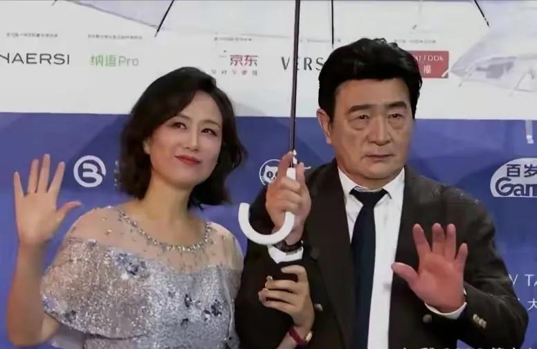 毁了几代人的回忆，71岁周里京往吴玉芳身边站，粉丝禁不住哭了在北京国际电影节上