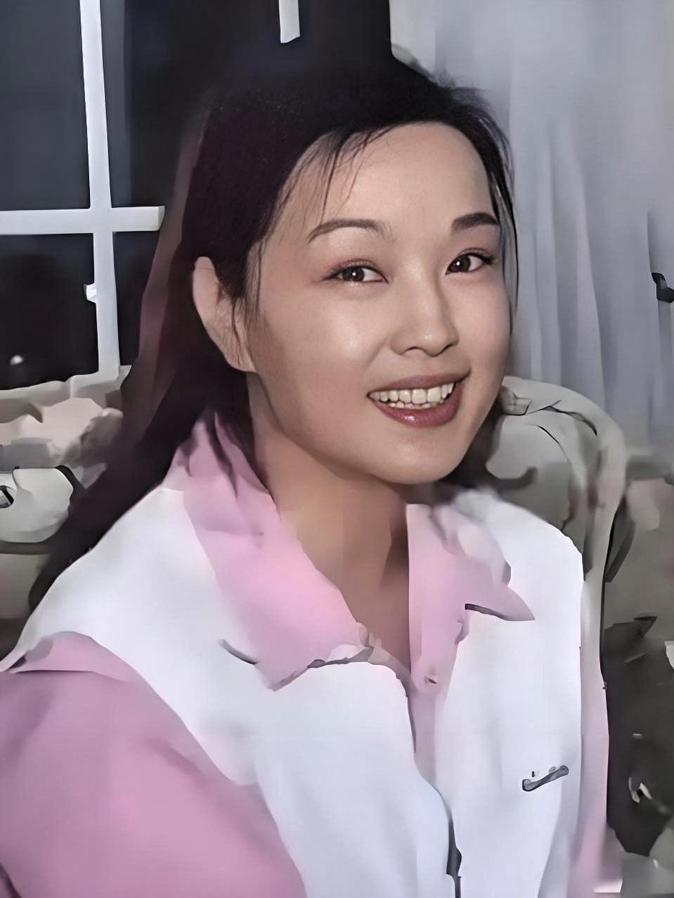 刘晓庆这女人,够狠!75年活得比戏还精彩。牢里400多天,冷水澡天天洗,英语