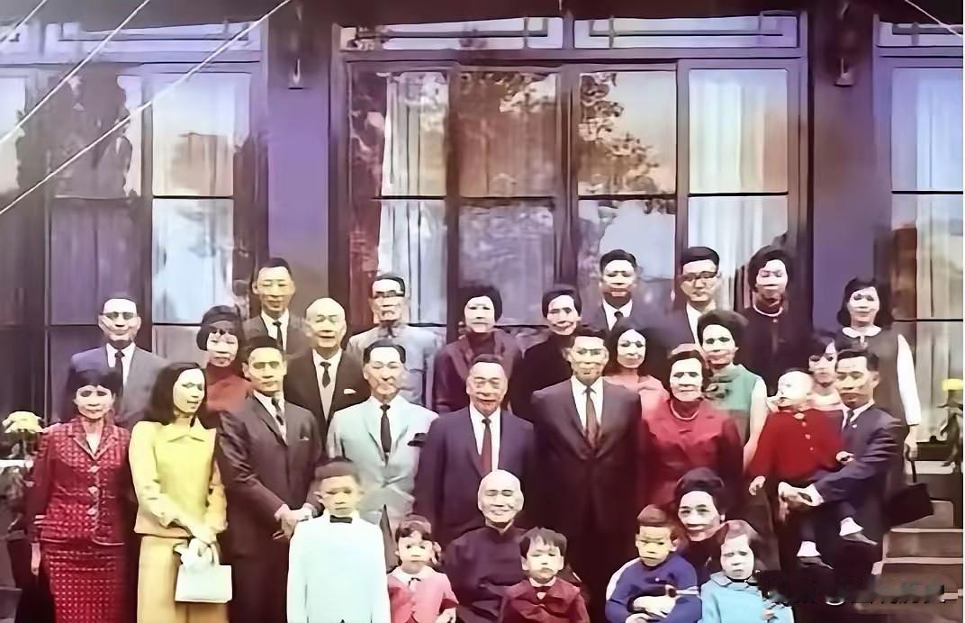 每见这张老照片，总叫人艳羡不已。四世同堂人丁旺，阖家和睦乐融融，安康相伴、富足无