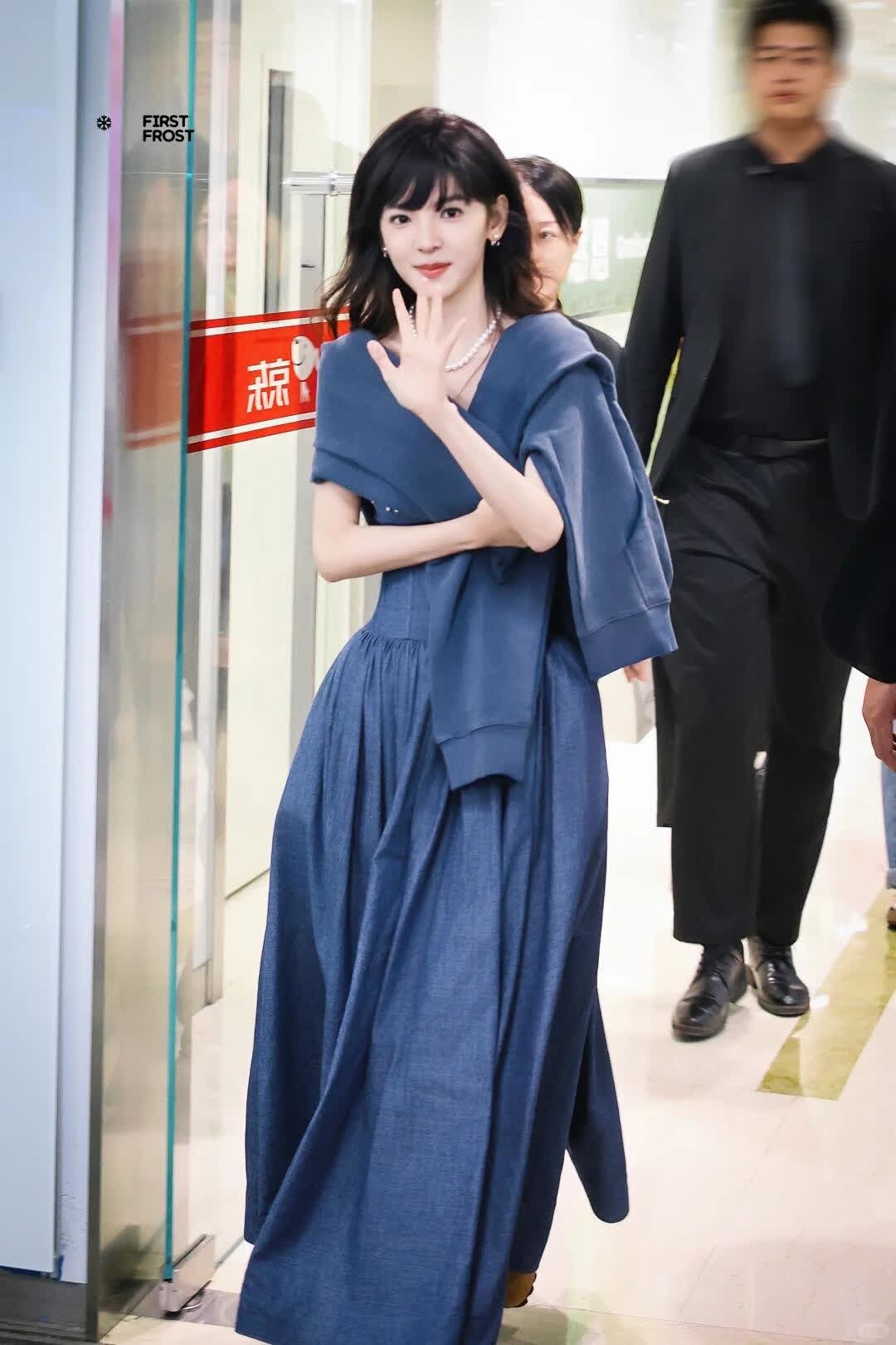 章若楠下班两种穿搭风，千金小姐VS女大学生章若楠今日下班两种风格穿搭，真有种千