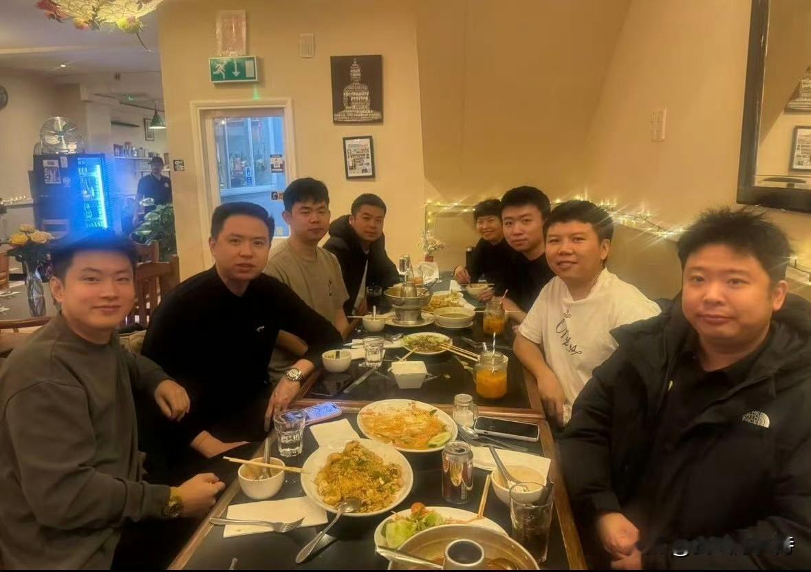 赵心童请客，今天赵心童请了还在威尔士打比赛的部分球员，好好吃了一顿。之前肖国