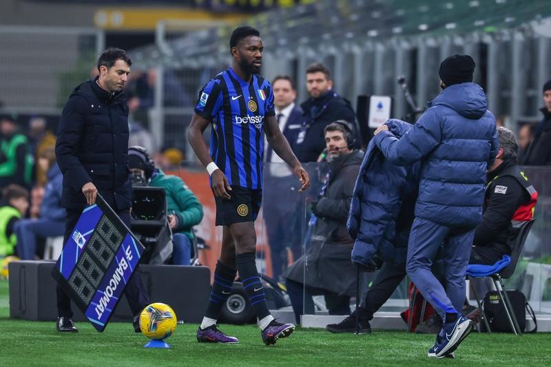 国米的问题是倒到前场就不会踢了，根本打不出小范围精准快的配合，一旦纵深自己就传丢