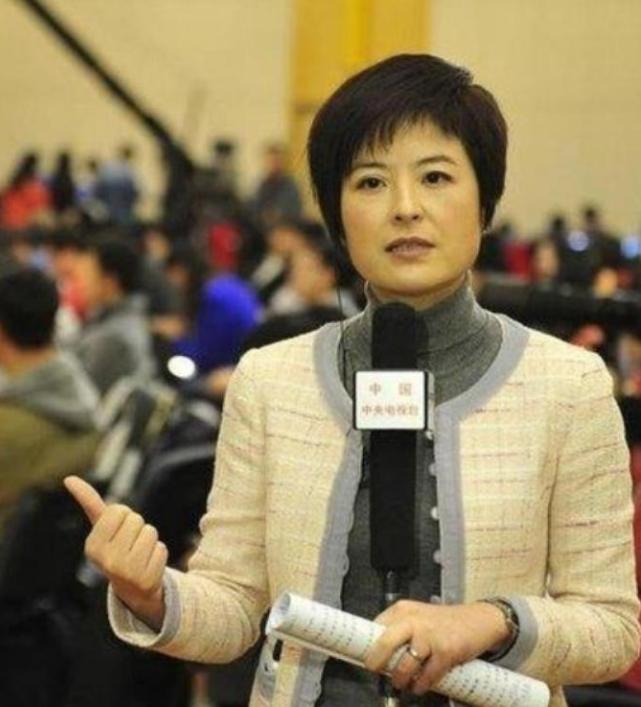 42岁的央视主持人张泉灵辞去工作后，趁着60岁的丈夫不注意，带着存款147万，前