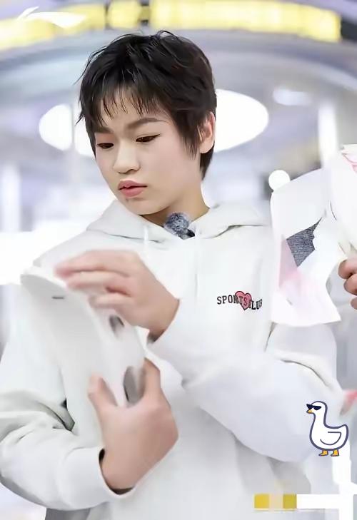 今天打开抖音看到全红婵采访谈及自己的体重，说自己是奥运会后一个多月来例假发生变化