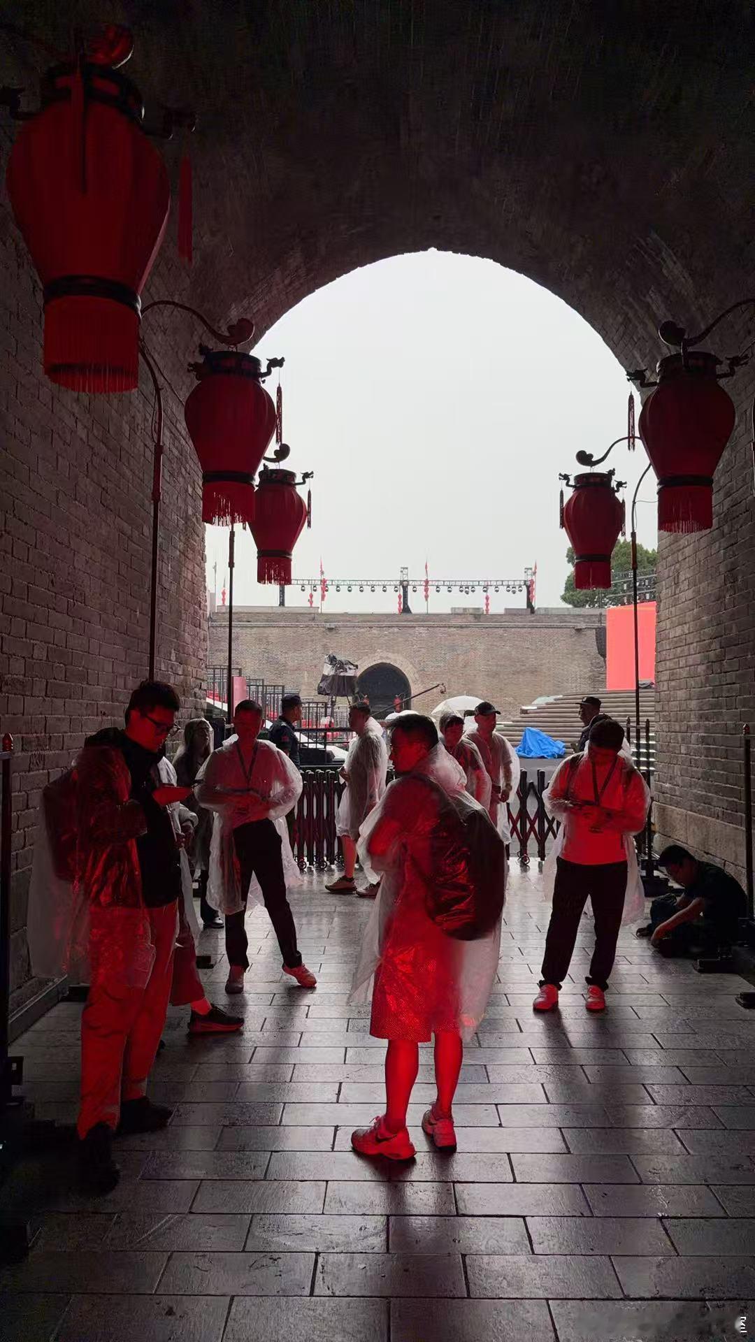 小助理（男版）我闪现西安参加比亚迪大唐到发布会了，不得不说我可太拼了，为了看张若