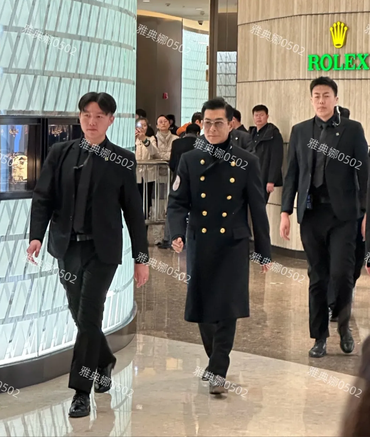 一直以为古天乐是一个大高个，其实本人并不高比想象中矮好多。但他身材很好，健硕挺