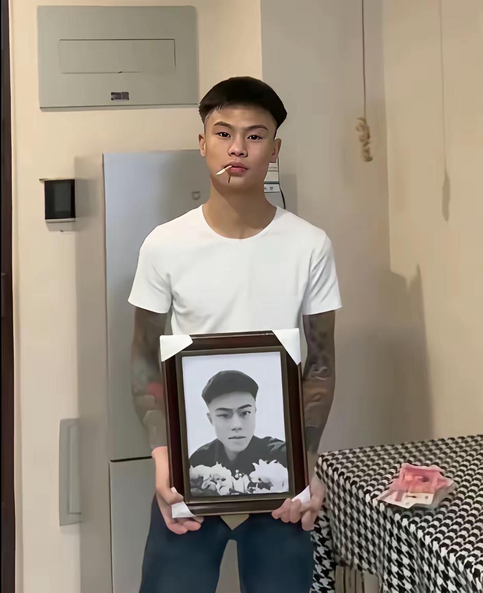 小伙子自己给自己布置灵堂办了场白事。他摆上他自己的黑白遗像，点蜡烛上香，搞这