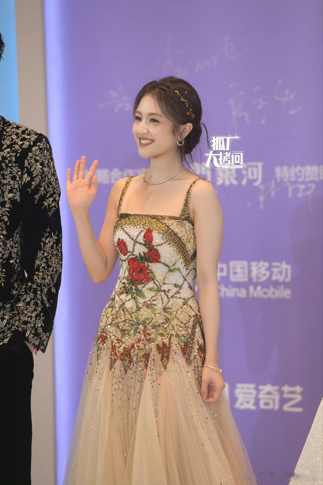 李兰迪今天完全油画少女眉眼如画说的就是她吧！柔和弯眉搭配精致眼妆，卧蚕提亮尽显