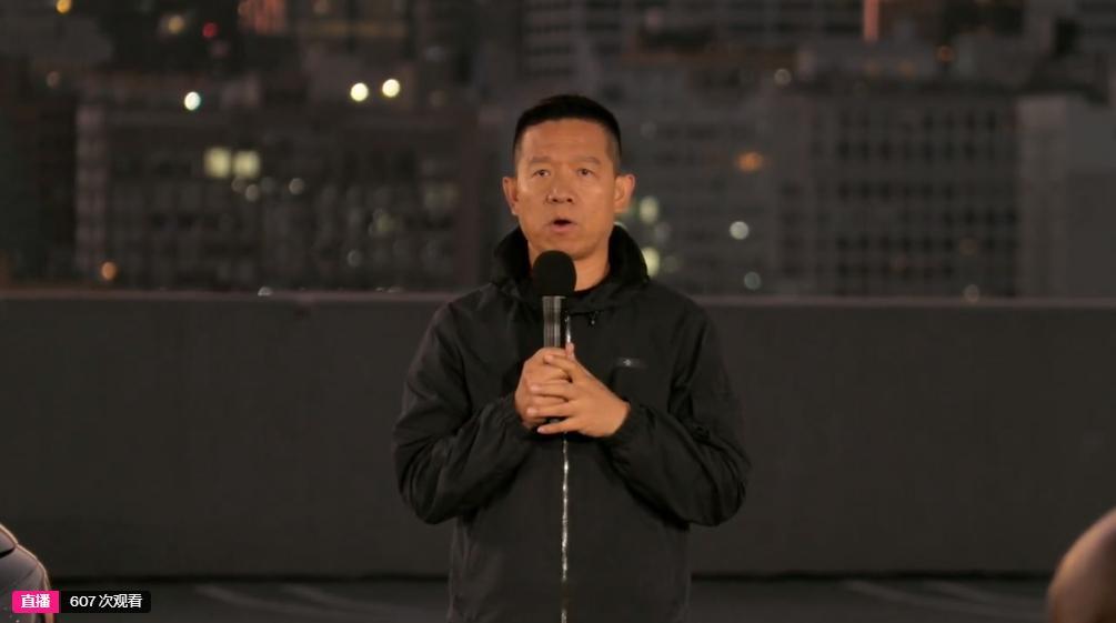 贾跃亭正在海外直播发布法拉第旗下新车FXSuperOne，这前脸大屏幕加上