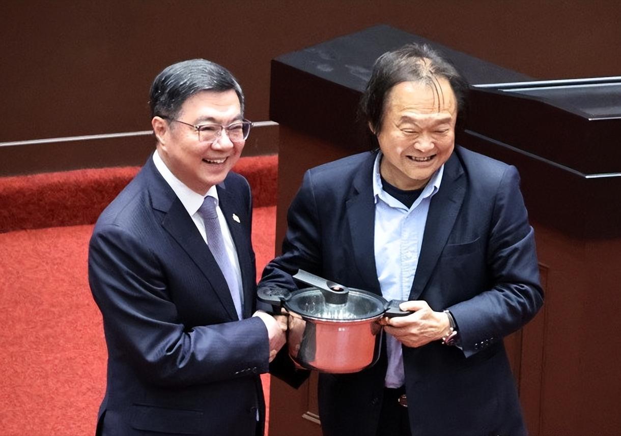 王世坚再上热搜！5月15日的台“立法院”现场，民进党“立委”王世坚再度凭当着全
