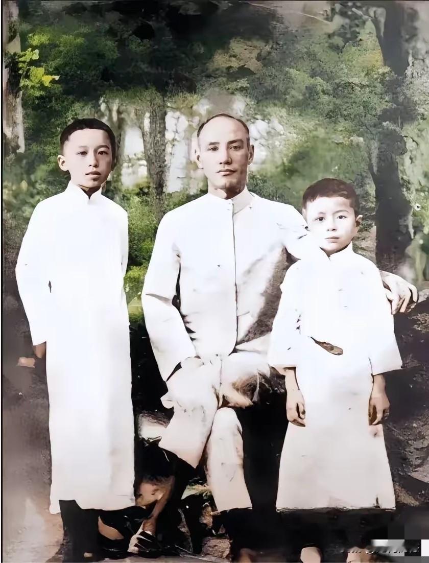 这张老照片拍摄于1923年，距离已经102年了，照片中的父子三人，他们的名字早已