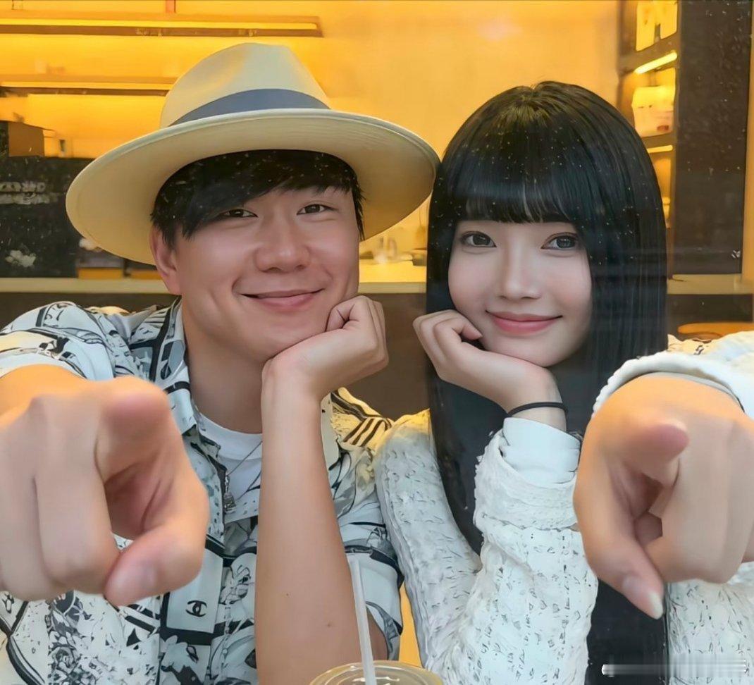 林俊杰晒和七七合照林俊杰45岁的人了，带着亲妈飞纽约，全程参加23岁女友七七的毕