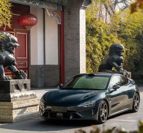 创收里程碑。小米汽车等创新业务首次年度盈利，2025年营收1061亿元，交付41