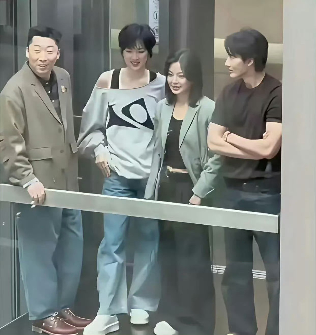 华为的二公主姚安娜不得不说，这身材和颜值还是挺高的！