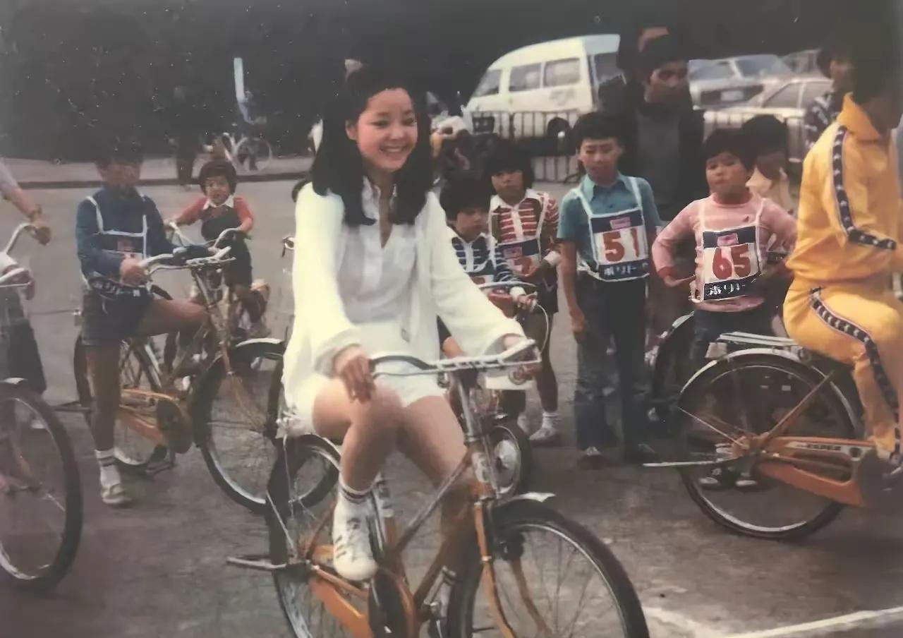 这是1977年在日本街头，邓丽君骑自行车的照片。当时的邓丽君早已名声在外，有很