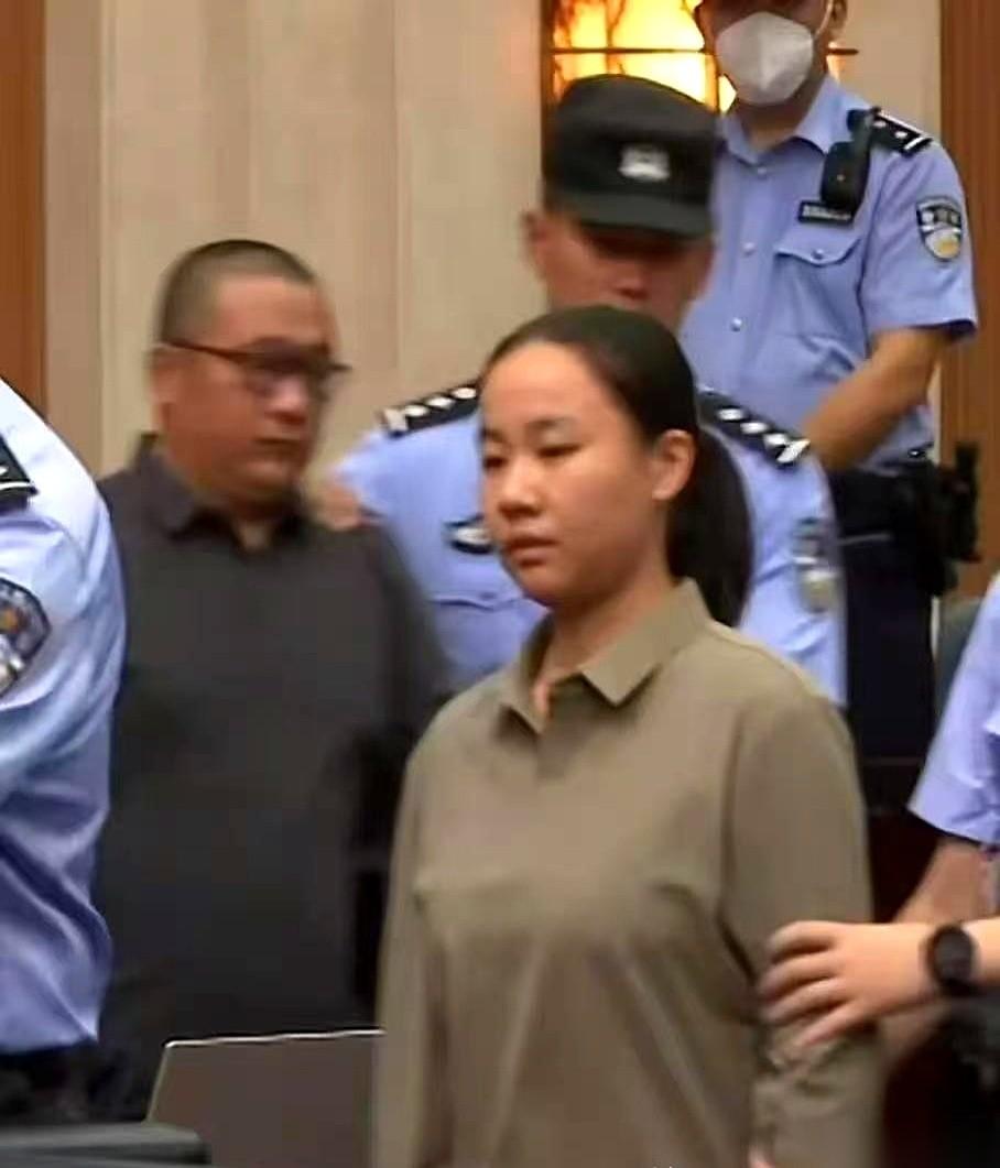 不到三十岁的明珍珍，人生最后一张照片，不是在私人飞机里，也不是挎着爱马仕。而是