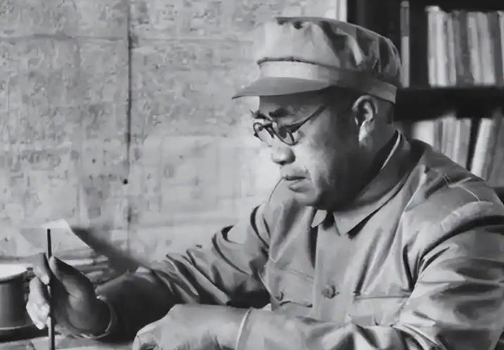 1931年，宁都战役结束后，朱德找一个国军俘虏，一位红军战士却说："他拿着2块大