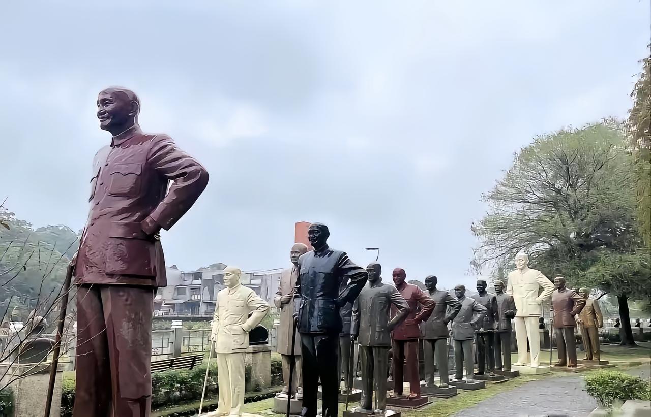 这是台去蒋化中将蒋中正的塑像集中放在了慈湖公园里。蒋中正的这些塑像都是从全岛各地