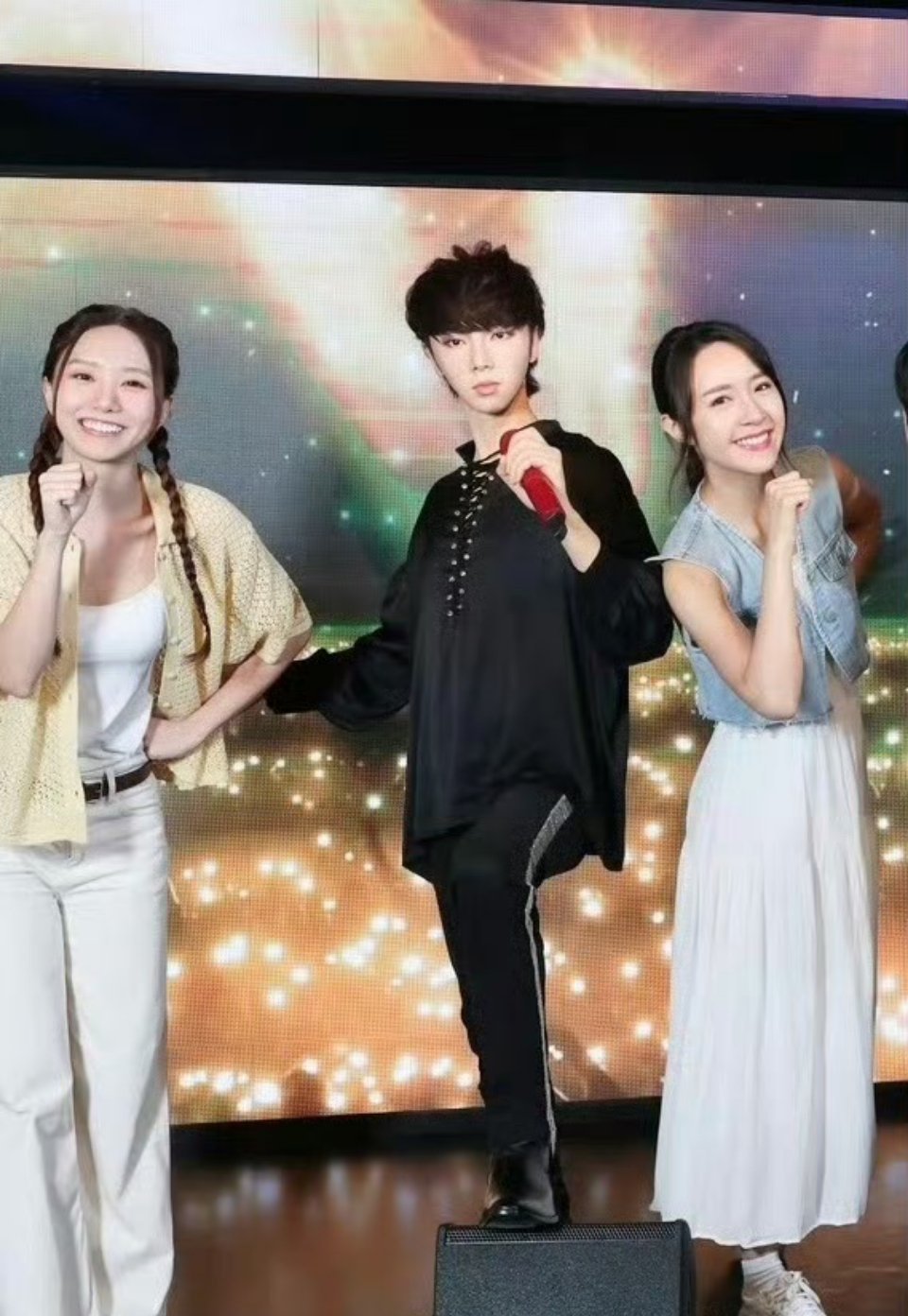 华晨宇蜡像正式入驻香港杜莎，你觉得还原度能打几分？