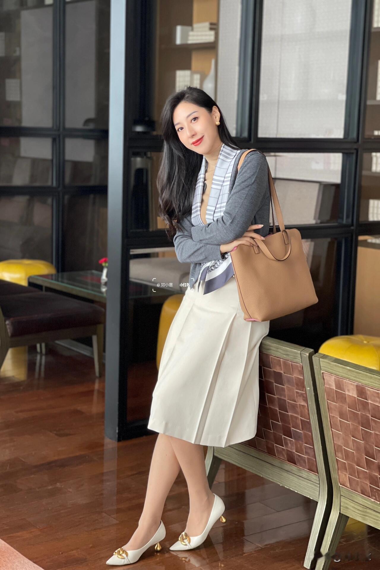 Hi职场早八人！一键解锁优雅通勤感~简约的质感穿搭，走路带风不是问题~一身优雅