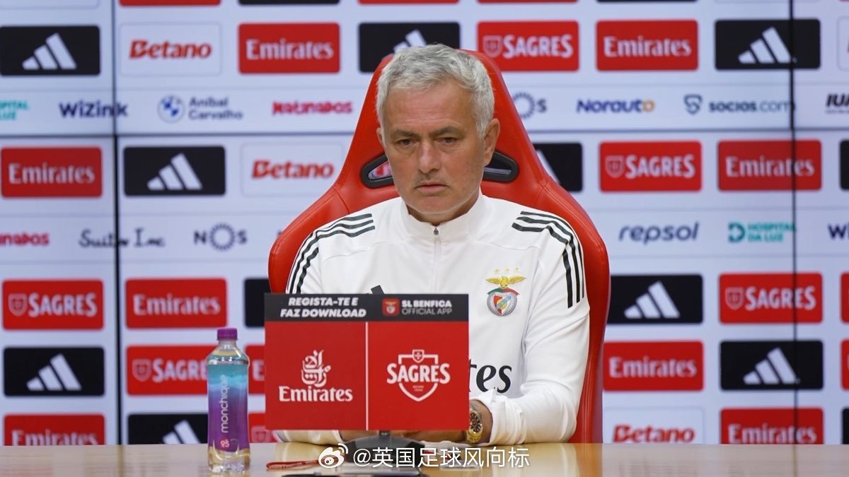 【穆里尼奥红牌】葡超国家德比，本菲卡主场2比2战平波尔图，本菲卡主帅穆里尼奥，在