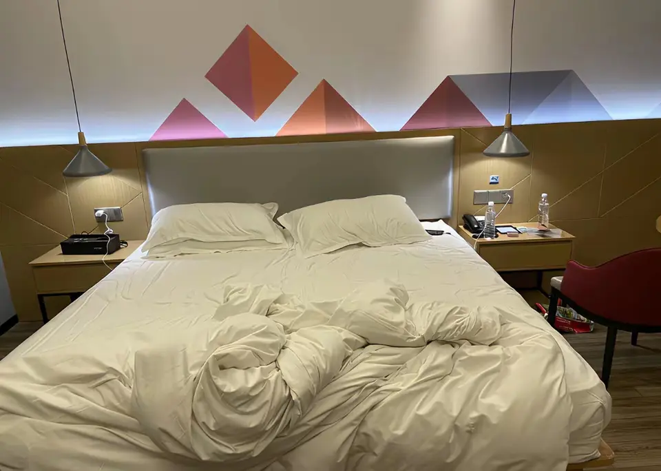 对象出差说一个人住酒店，帮我看看是不是一个人