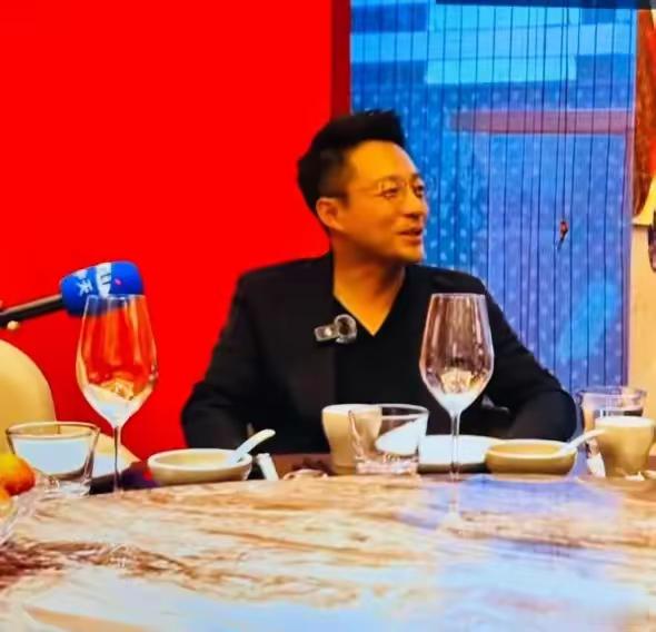 大家不要羡慕小菲哥了，因为我们永远不可能成为他！仅仅一个条件，我们就无法达到，那