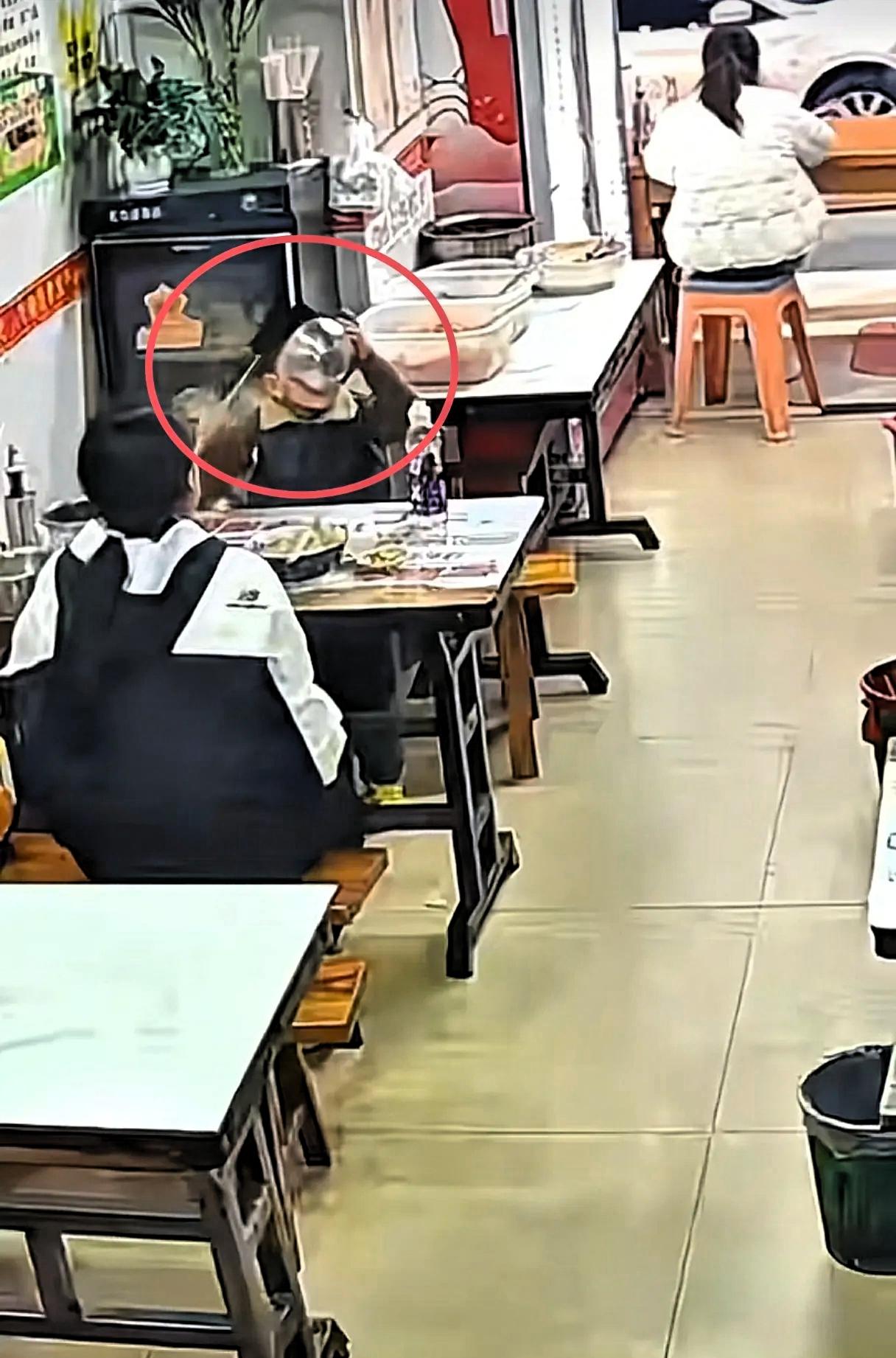 男孩一句话火上人民日报了！男孩和妈妈去店里吃牛肉粉，孩子端起碗连汤都喝个精光，临