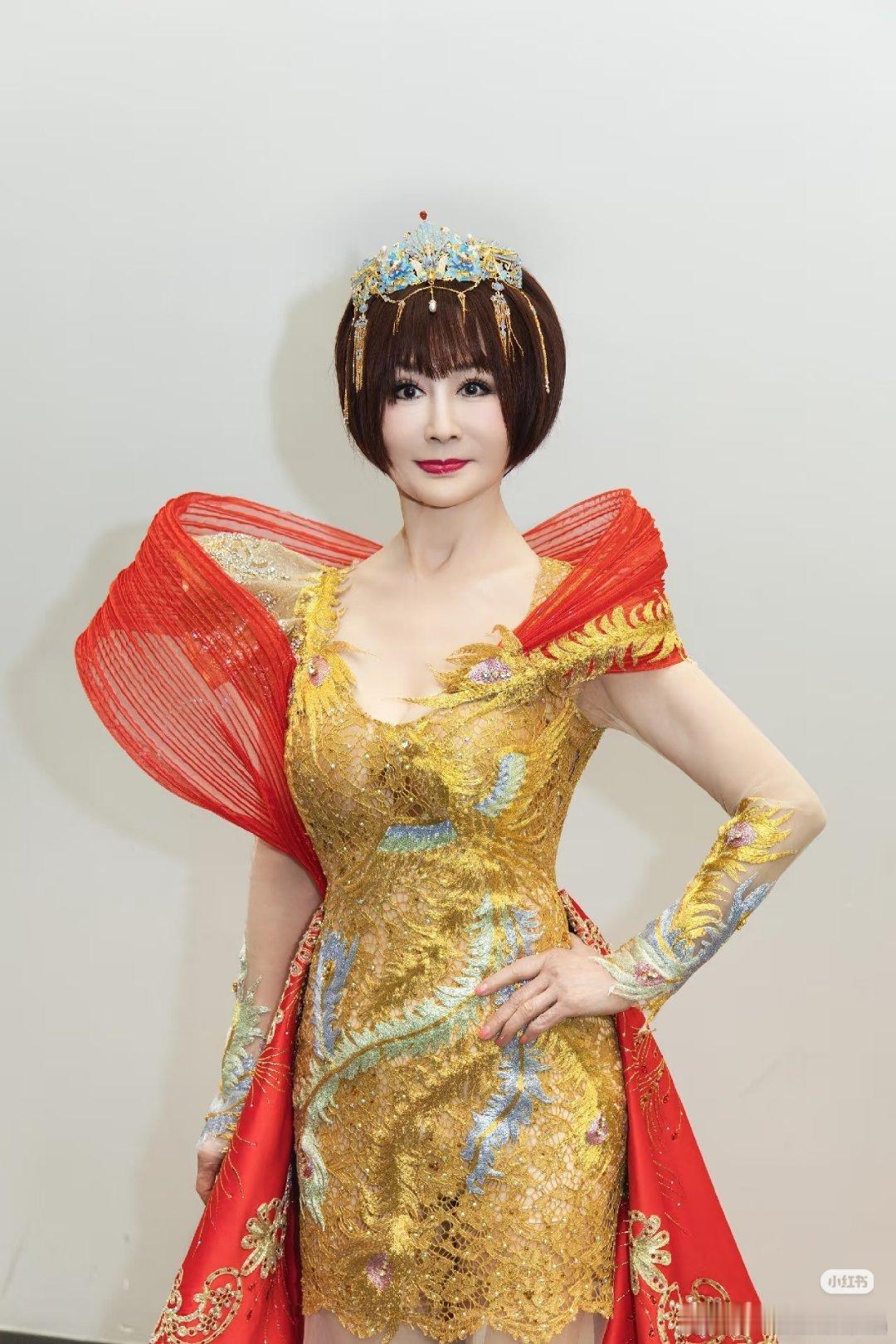 81岁的潘迎紫这脸蛋和这身材还有精气神，保养的太好了！