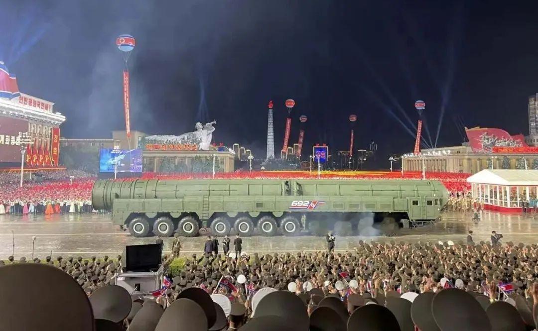 雨夜零点的阅兵式，朝鲜80周年党庆亮出的硬核底气！平壤的雨丝从10月10日深夜就