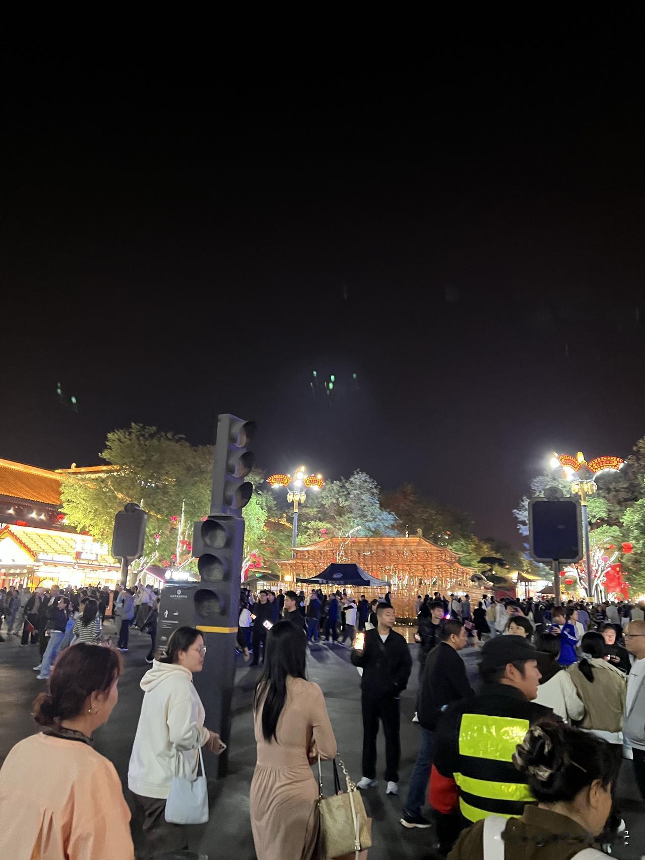 要问西安的夜景哪里最漂亮?要问西安的夜景哪里最漂亮大唐不夜城和大雁塔南广场绝对