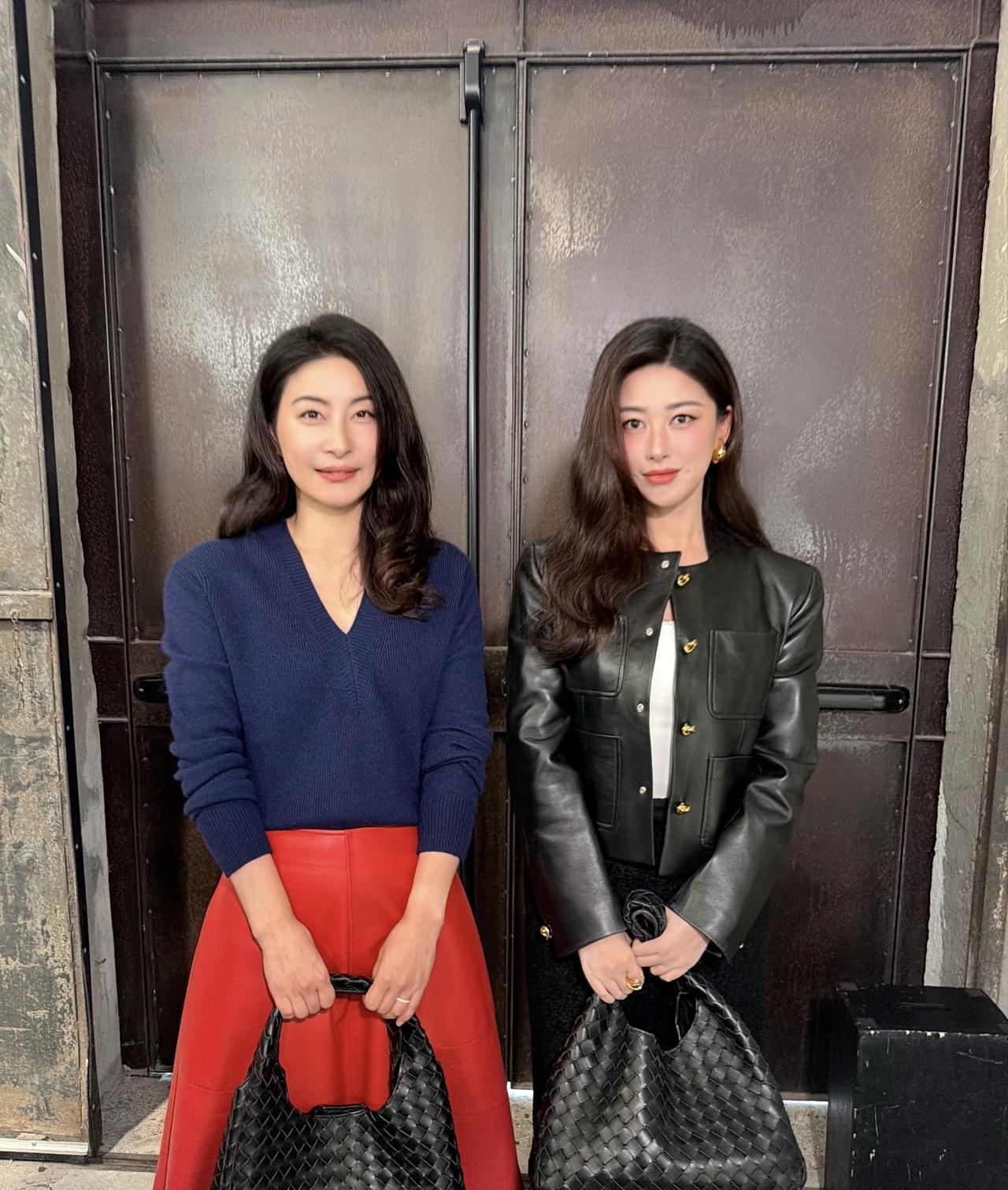 9月28日，朱珠晒出与郭晶晶的合影，两人的气质真好，很有内涵的样子。朱珠还配文