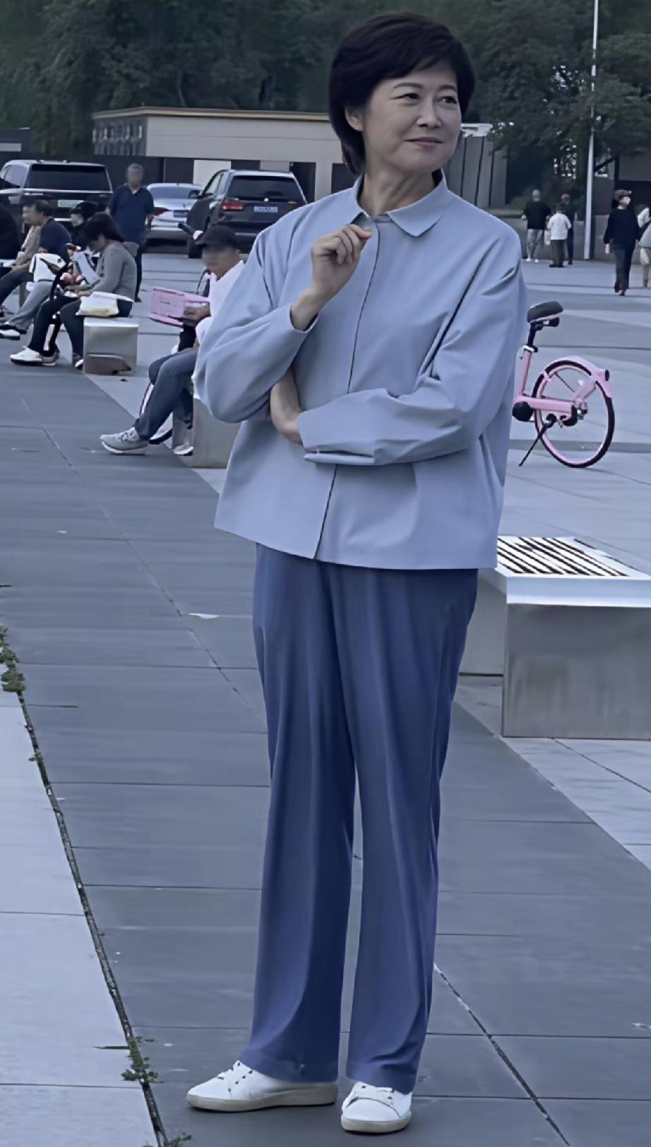 有钱难买老来瘦。步入古稀之年的敬一丹体态轻盈，身姿挺拔，怎么看也像健康之人，何
