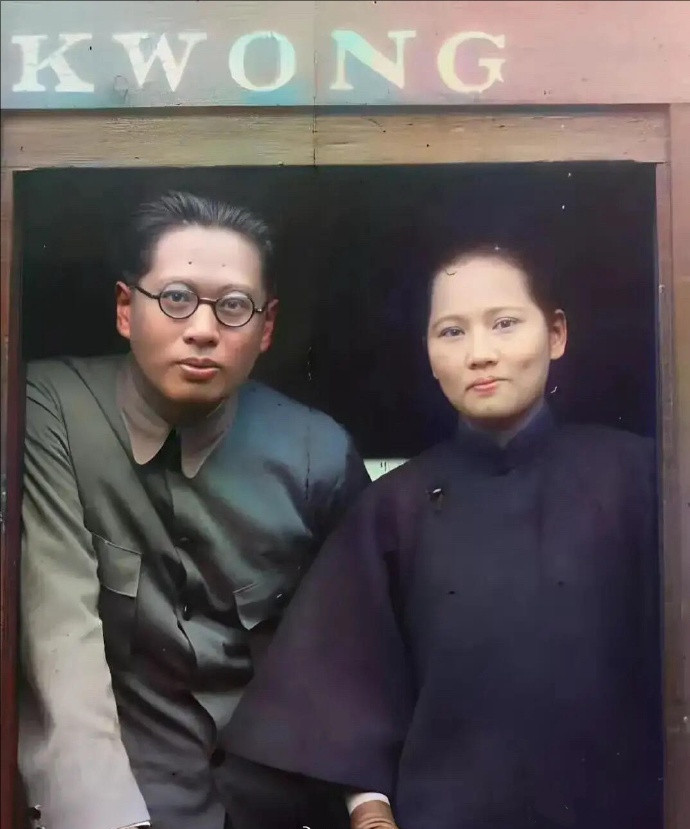 40年代，宋子文与二姐庆龄的合影，宋子文梳着大背头，戴着黑框眼镜，穿着中山装，宋