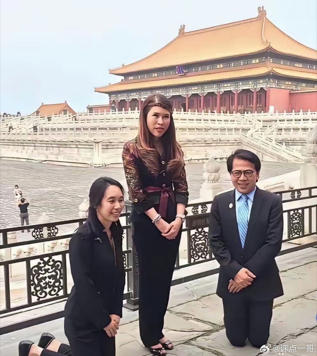 慈禧活过来一睁眼:故宫门前，泰国公主在随从跪陪下正拍照