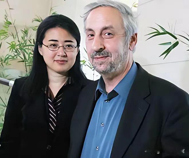 北大才女美女嫁给美国老导师无法思议一一田晓菲的婚事早有所闻。上世纪90年代