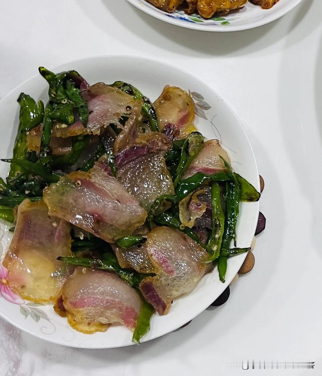 这是自己根据抖音教程做的腊肉腌了。三个月01个礼拜，这个效果怎么样？有没有想吃的