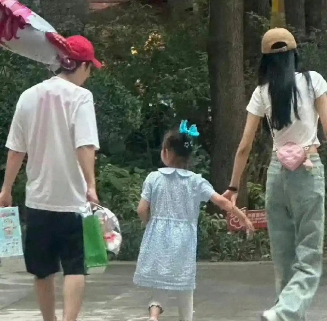 董子健和孙怡的女儿都这么大了，9岁大福完美遗传妈妈高挑身材，母女俩感情特别好真像闺蜜！​