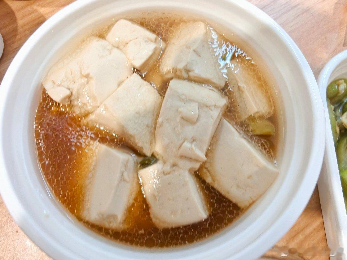 🍎或👍竟然还是合肥的呀算是半个老乡了看起来确实和沈腾神似今天的美食是外卖，豆腐，丝瓜炒鸡蛋，土豆