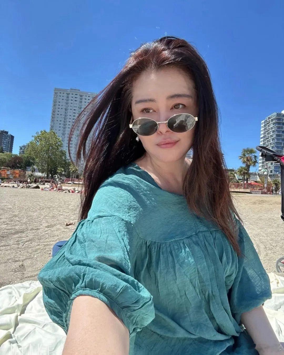 58岁王祖贤晒素颜自拍被赞状态好，此前曾因面部僵硬被质疑“医美过度”。7月16日