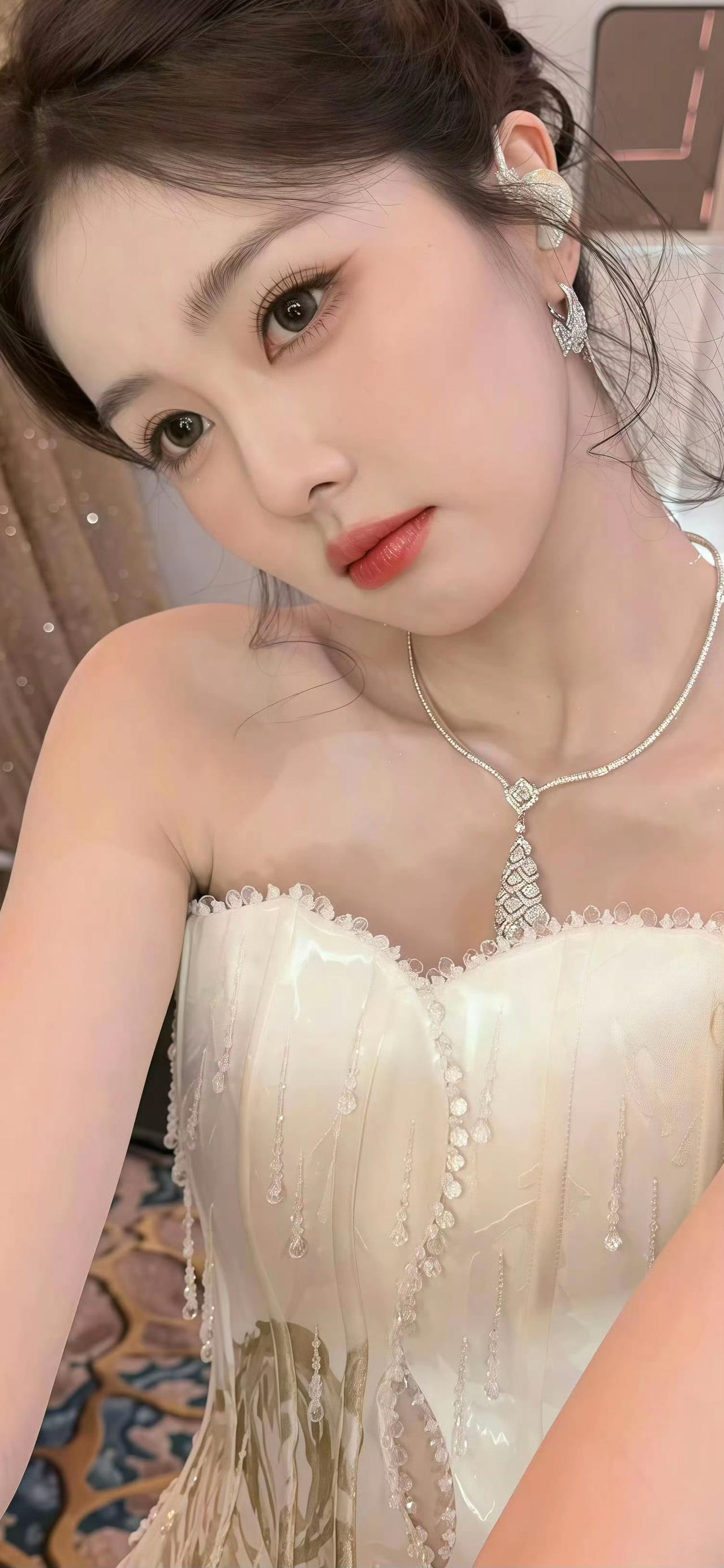 优雅晚宴穿搭指南：闪耀耳环与珍珠项链的完美搭配白鹿。