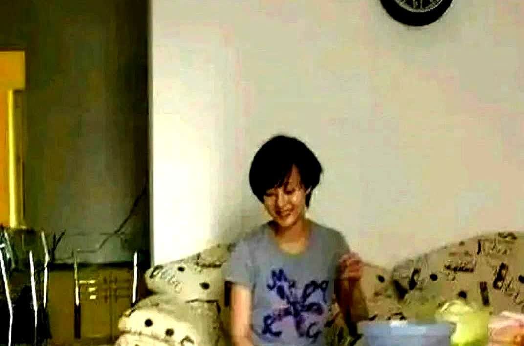 孙俪一件条纹衫，穿了八年。领口都洗变形了，还在继续穿。最近她发了