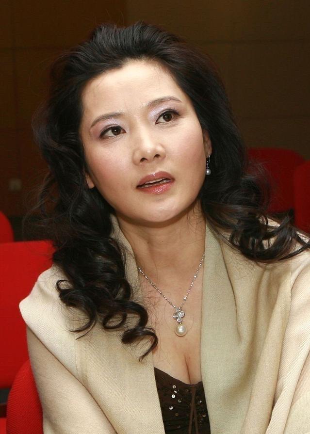 🌙1983年，20岁的何赛飞去老师家吃饺子，看到相片中老师的4个儿子，突然感觉