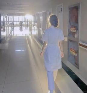 一位大爷说：“千万不要说什么医生护士是天使，老师是园丁，更没必要说公务员是公仆