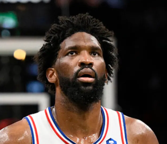 明日NBA季后赛，76人将对阵尼克斯。76人伤病报告如下：乔尔-恩比德因右髋