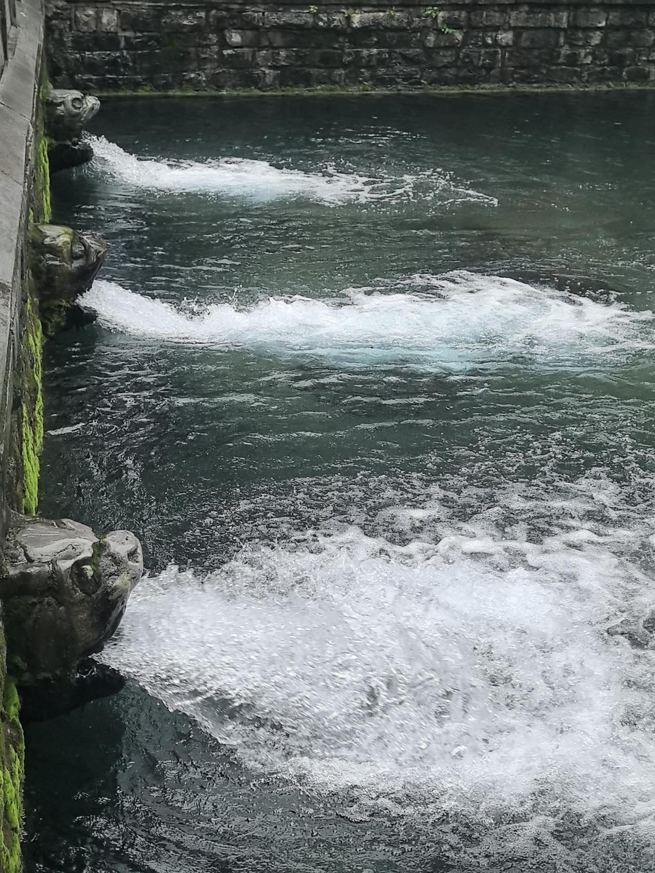 10月12日济南黑虎泉秋雨依旧下，黑虎泉泉水狂啸如虎泉池水满外溢再现清泉石上