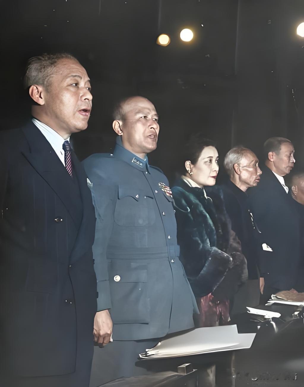 照片是1946年12月南京这制宪会议，但可别被表面热闹骗了！您瞅宋美龄披着皮草，