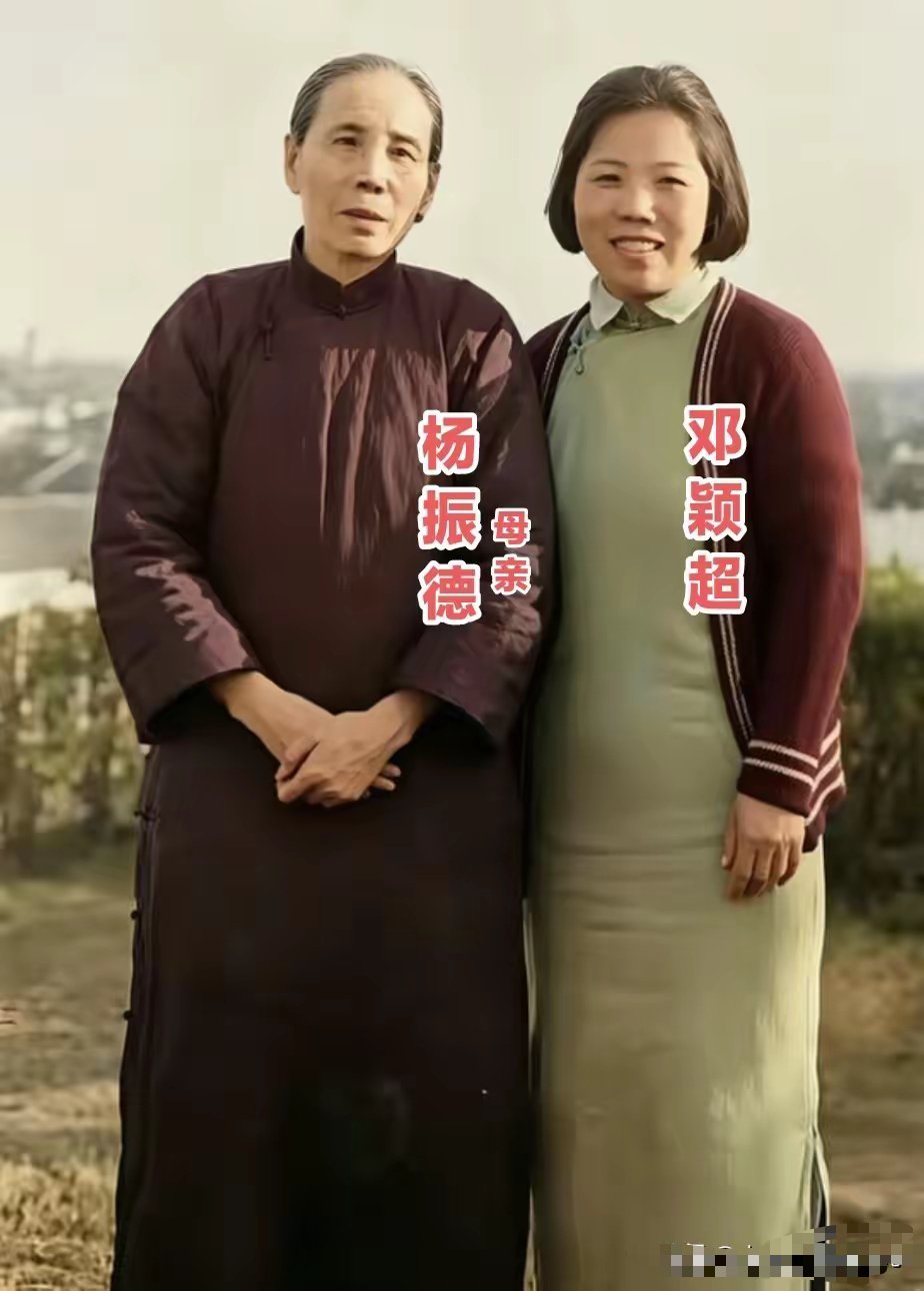 这张照片拍摄于1939年的重庆，是邓颖超和母亲杨振德的一张合影！此时正是抗日战争
